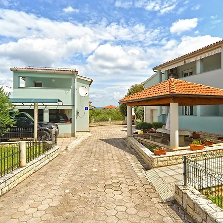 Apartman Veljko 100 *