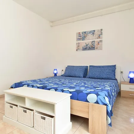 Apartman Veljko 100 *